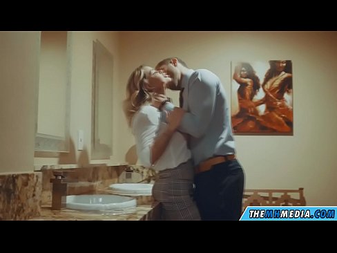 ❤️ 当一个胸大无脑的金发女郎在公共厕所里勾引你时 ❤️ Sex video﹏﹏